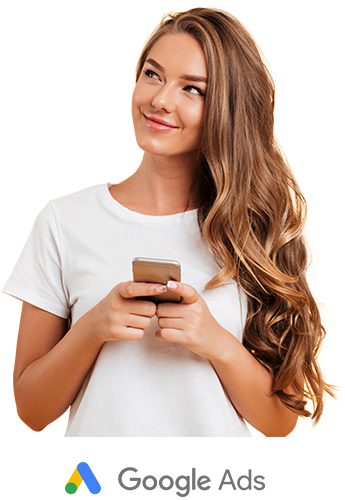Mulher sorrindo com celular na mão e o logo do Google Ads