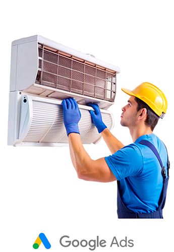 Técnico de capacete fazendo manutenção em ar-condicionado split