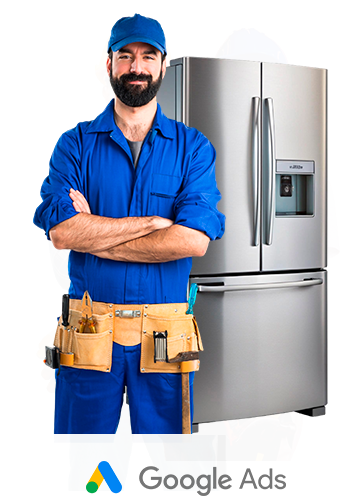 Técnico de uniforme azul ao lado de uma geladeira inox