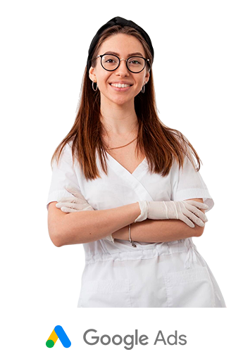 Profissional de estética de uniforme branco e luvas, de braços cruzados
